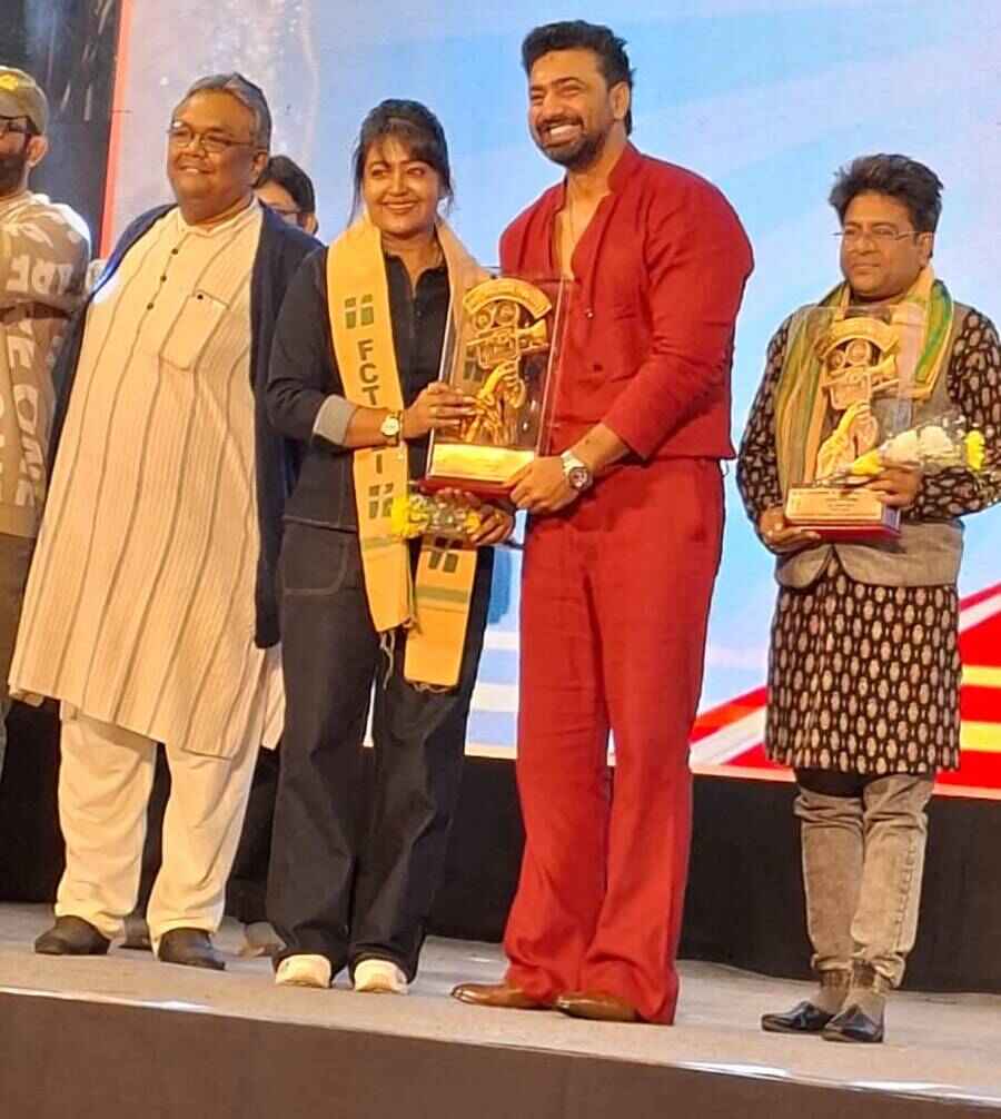 ‘বহুরূপী’র জন্য সম্মানিত রূপটানশিল্পী পাপিয়া চন্দ পুরস্কার নিলেন দেবের হাত থেকে।