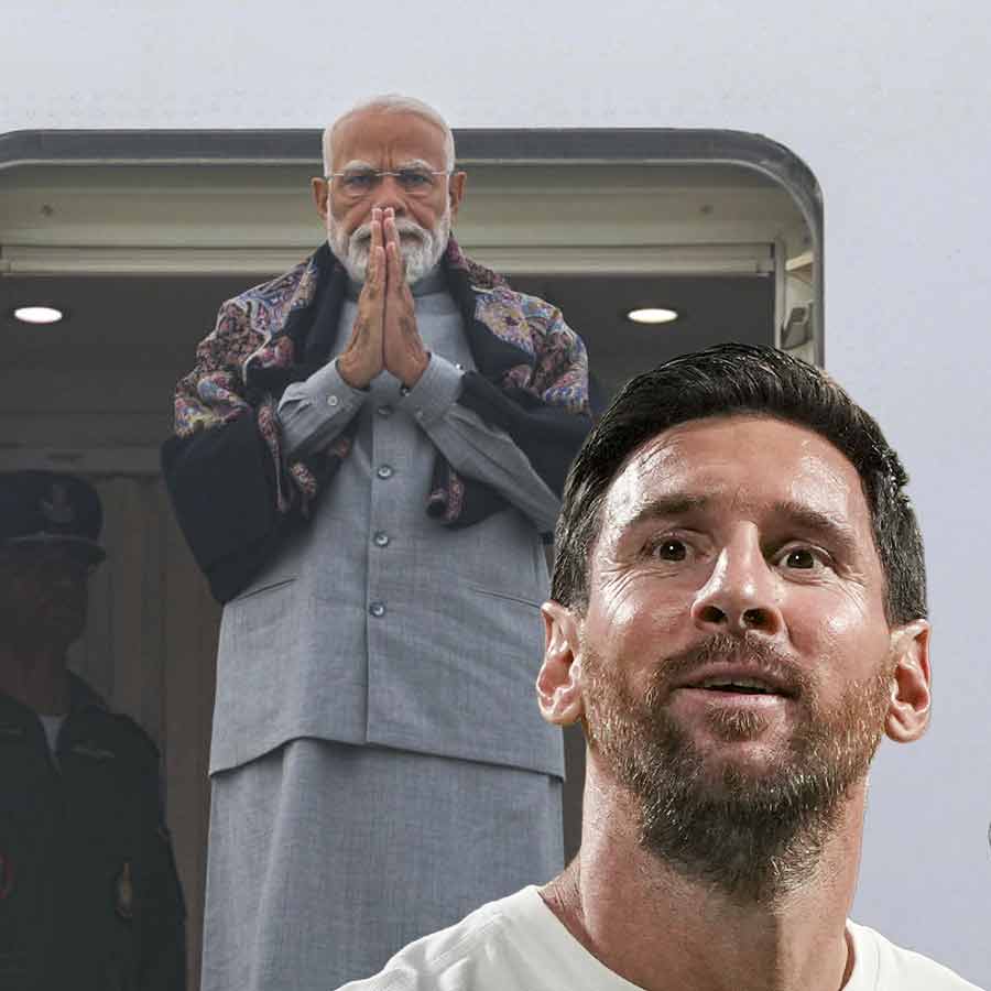 (বাঁ দিকে) নরেন্দ্র মোদী এবং লিয়োনেল মেসি (ডান দিকে)।