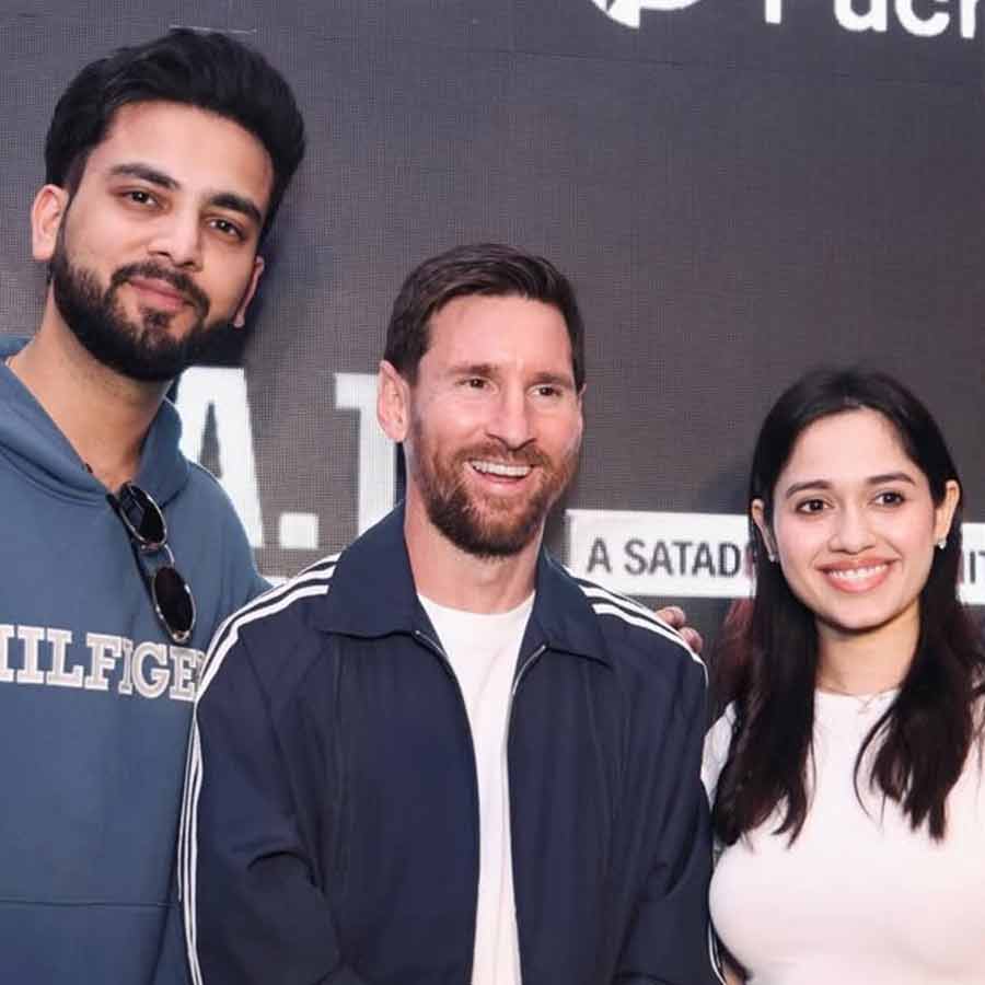 Elvish Yadav Jannat Zubair Picture with Lionel messi raised Questions about his fight delay dgtl