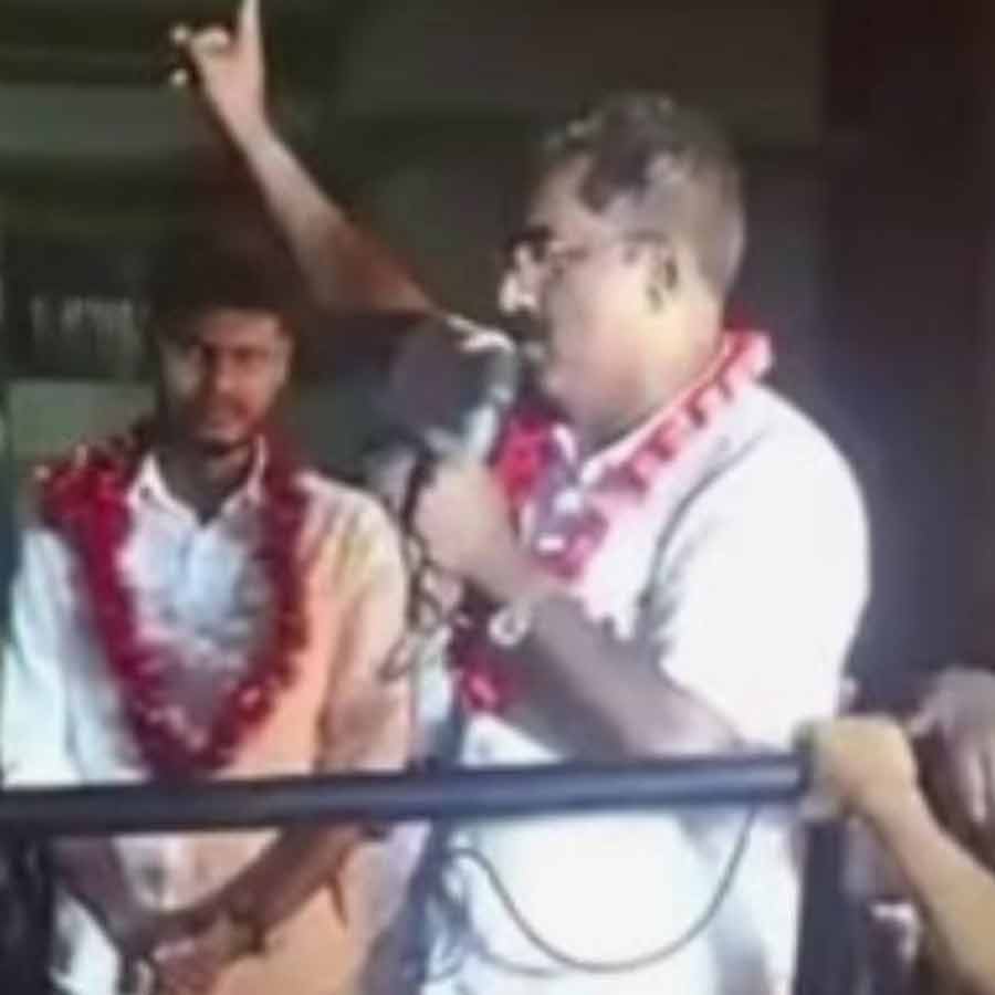 বিজয় ভাষণের সময় সিপিএম প্রার্থী।