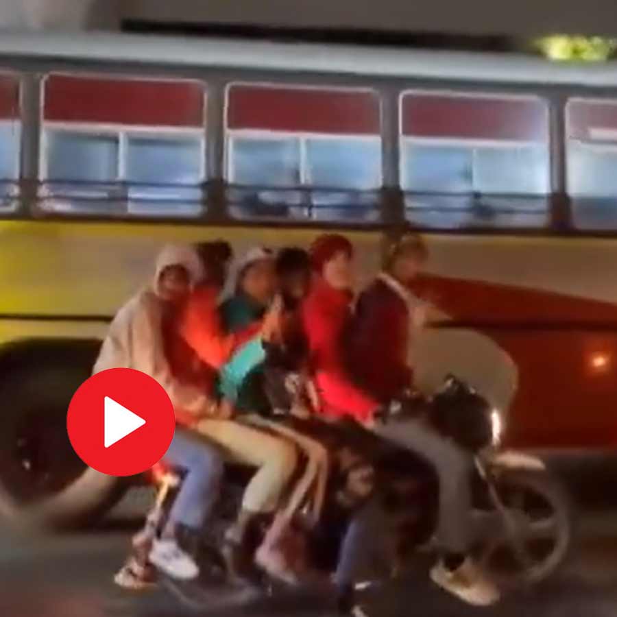 Video of six youths riding bike without helmet on busy roads of Delhi, raising traffic concerns dgtl