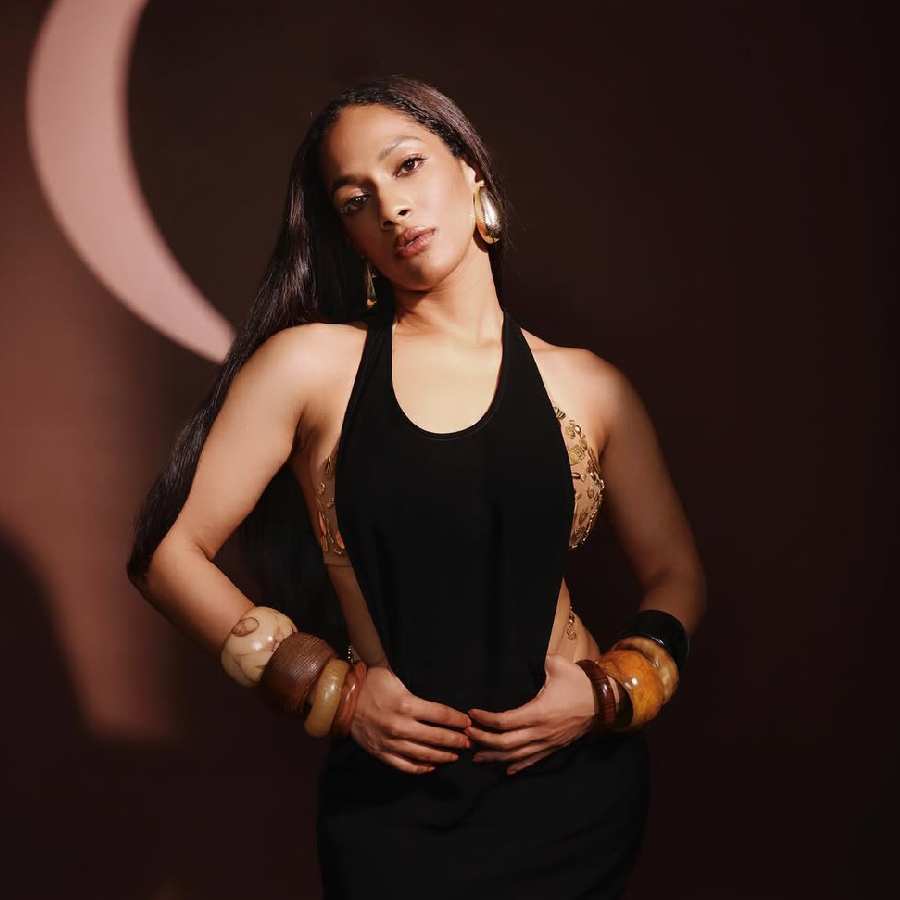 পোশাকের কারণেই অ্যাসিডিটি শুরু হয় মাসাবার।