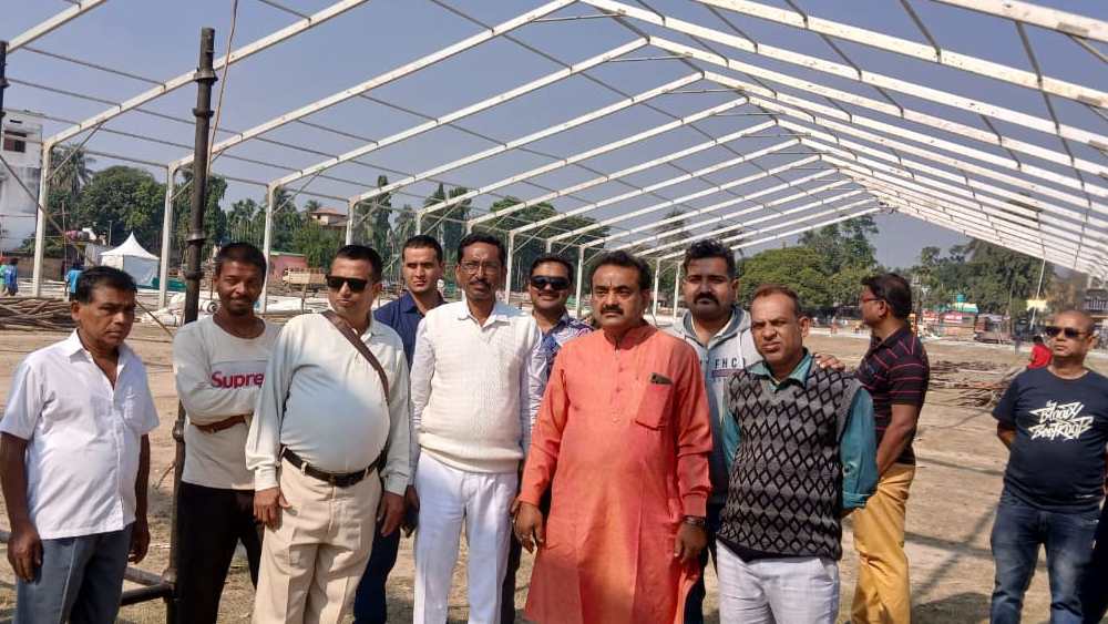 তাহেরপুর নেতাজি পার্ক ময়দানে প্রধানমন্ত্রীর সভার প্রস্তুতি দেখভাল করছেন রানাঘাট উত্তর-পূর্বের বিধায়ক অসীম বিশ্বাস  (সাদা হাফ সোয়েটার) এবং বিজেপি নেতা অনল বিশ্বাস (গেরুয়া পাঞ্জাবি)।