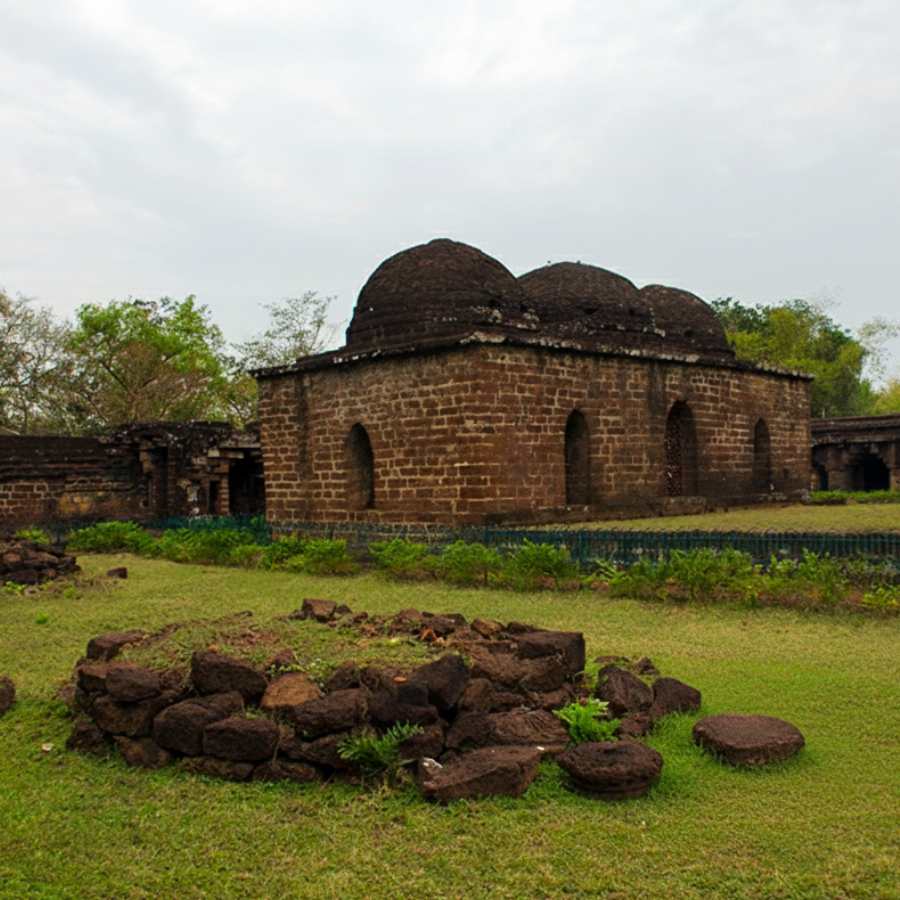 ঘুরে নিন কুরুমবেড়া দুর্গ।