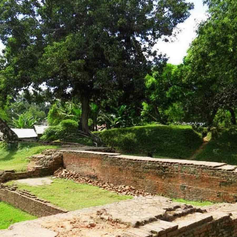 ইতিহাসের গন্ধ মাখা চন্দ্রকেতুগড়ও ঘুরে নেওয়া যায়।