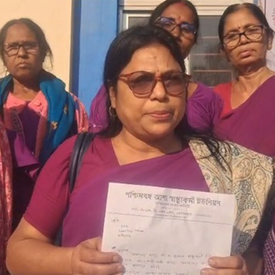 সরকারের কাছে দাবি জানানোর পরে আশা স্বাস্থ্য কর্মী ইউনিয়নের প্রতিনিধিরা।