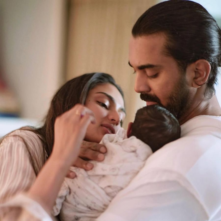 মেয়ে কোলে রাহুল ও আথিয়া।