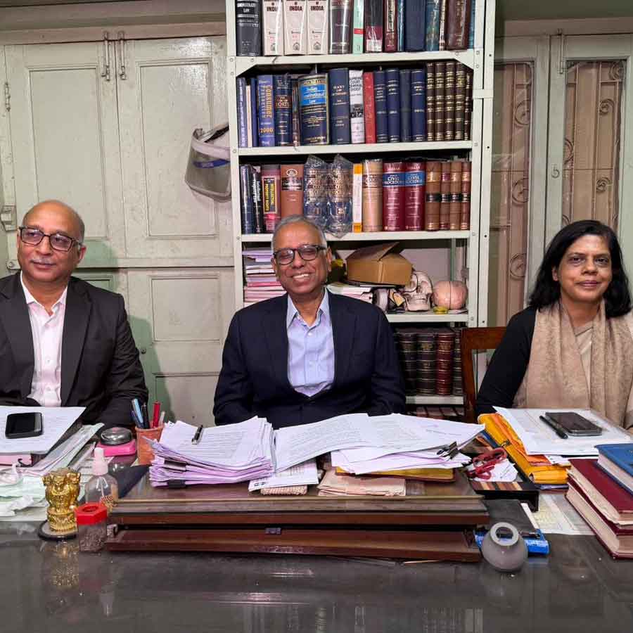 যুবভারতীকাণ্ডে মুখ্যমন্ত্রী মমতার গড়ে দেওয়ার কমিটির সাংবাদিক বৈঠক। বাঁদিক থেকে, মুখ্যসচিব মনোজ পন্থ, অবসরপ্রাপ্ত বিচারপতি অসীমকুমার রায় এবং স্বরাষ্ট্রসচিব পদে নন্দিনী চক্রবর্তী। মঙ্গলবার।