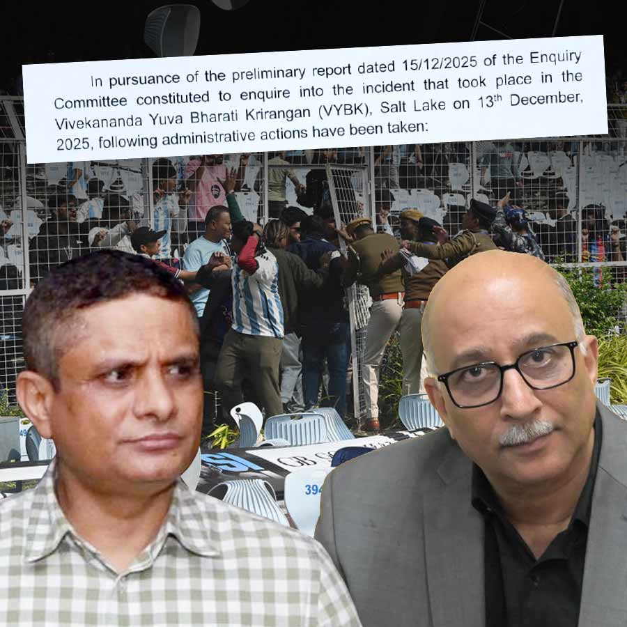 (বাঁ দিক) ডিজি রাজীব কুমার। মুখ্যসচিব মনোজ পন্থ (ডান দিকে)।