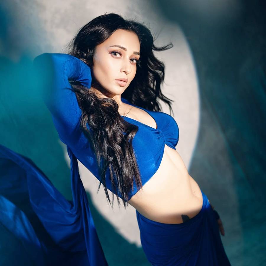 পথিকৃৎ বসুর ‘অনন্ত সিংহ’-এর জীবনীতে মিমি চক্রবর্তী!