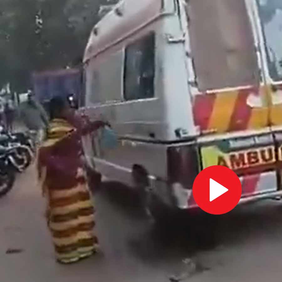 Viral Video Of Ambulance Driver Made Woman Clean Ailing Husband's Vomit In Madhya Pradesh dgtl