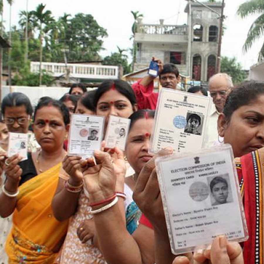 নির্বাচনের সময়ে বুথের বাইরে ভোটারদের লাইন।