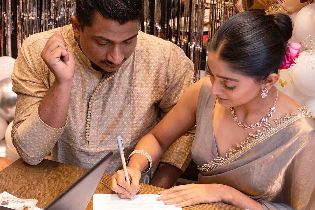 কাগজে সই করে আইনত স্বামী-স্ত্রী গৌরব-দীপান্বিতা।