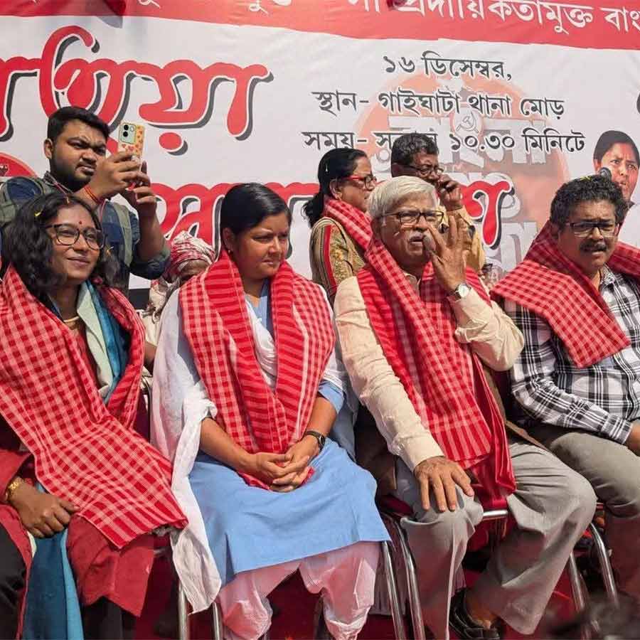 গাইঘাটার সমাবেশে সিপিএম নেতা - নেত্রীরা। ‘বাংলা বাঁচাও যাত্রা’য়।