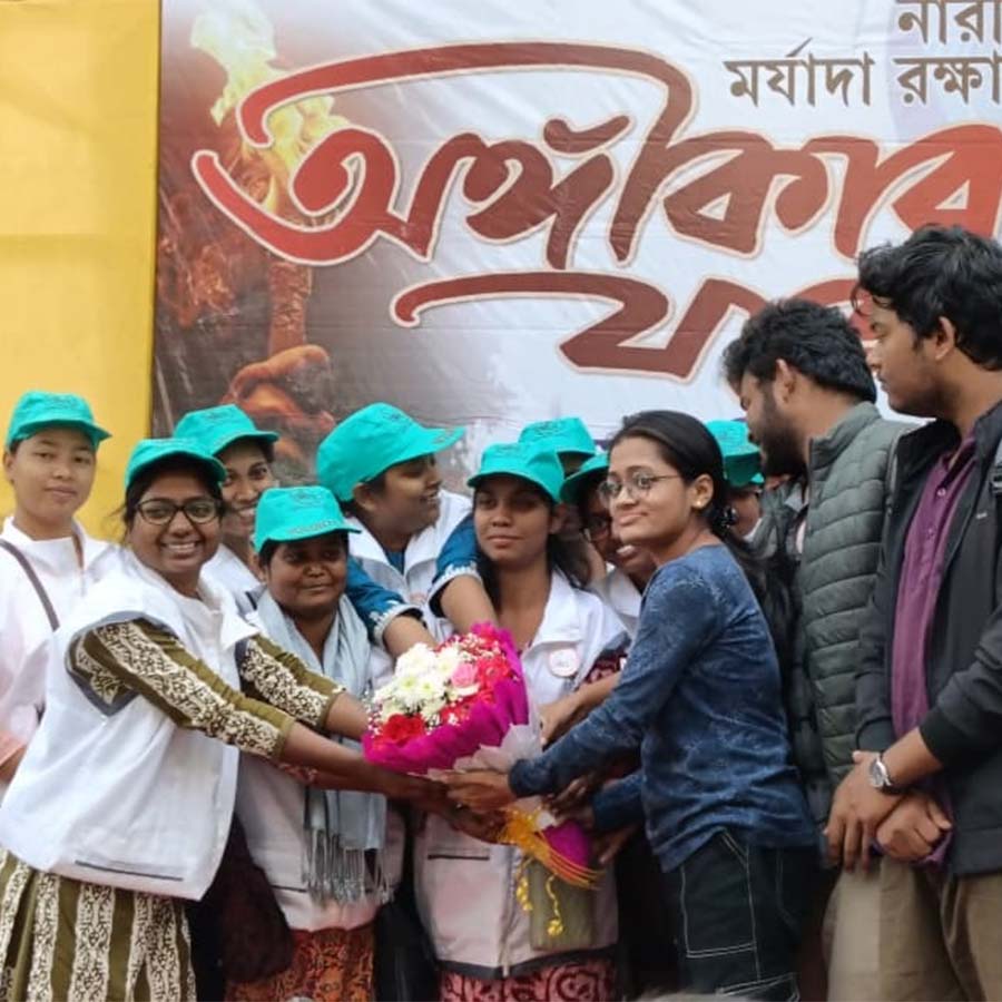 ‘অঙ্গীকার যাত্রা’র শেষে সমাবেশ। কলেজ স্কোয়ারে।