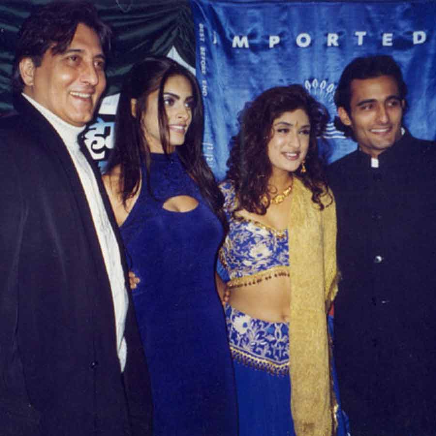 Anjala Zaveri with Vinod Khanna and Akshaye Khanna