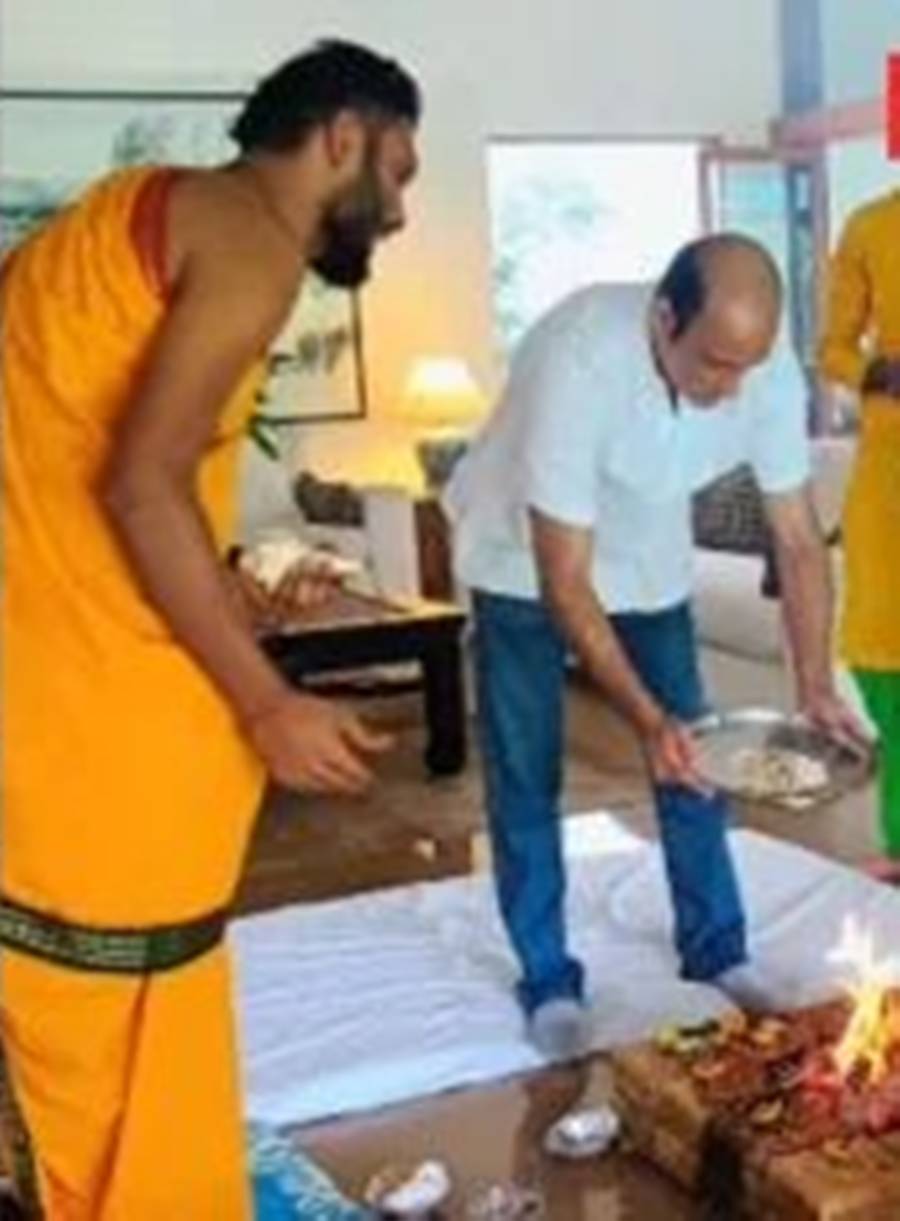 পুজোয় মগ্ন অক্ষয় খন্না।