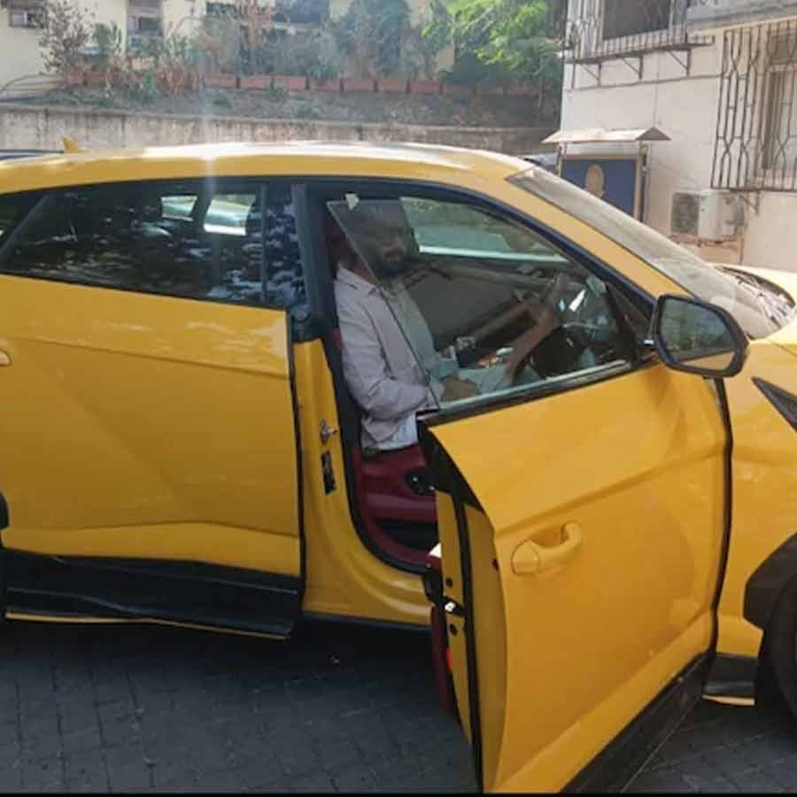 বাজেয়াপ্ত হওয়া সেই ল্যাম্বরগিনি উরুস গাড়ি।