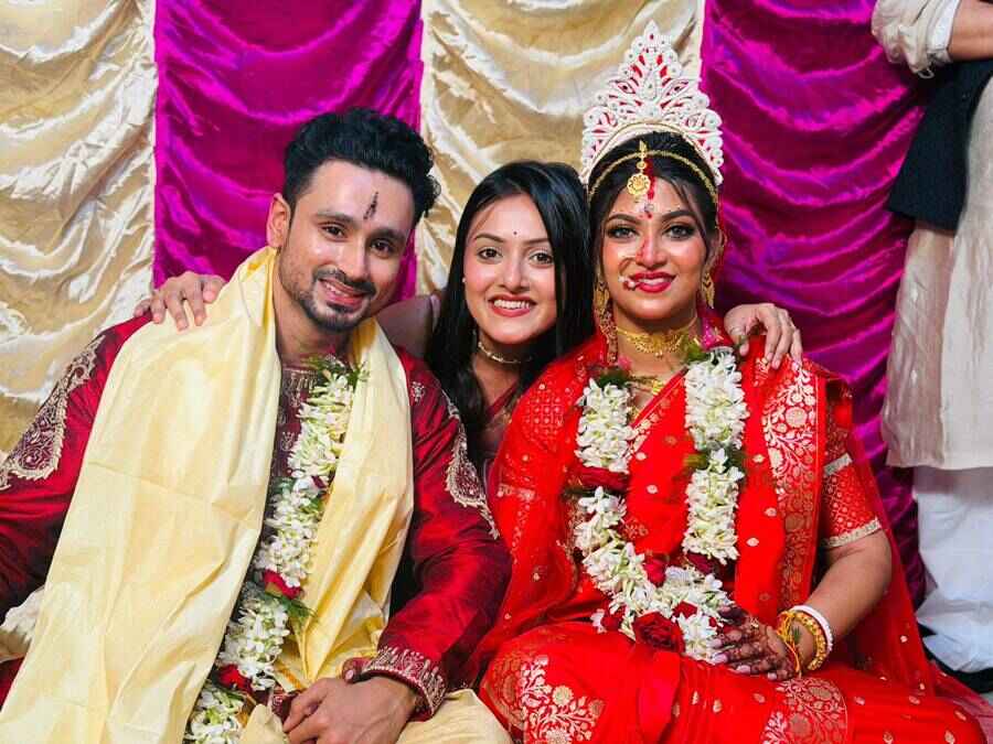 বিয়ের পর মৃত্যুঞ্জয় ভট্টাচার্য, চৈতালি দত্ত।