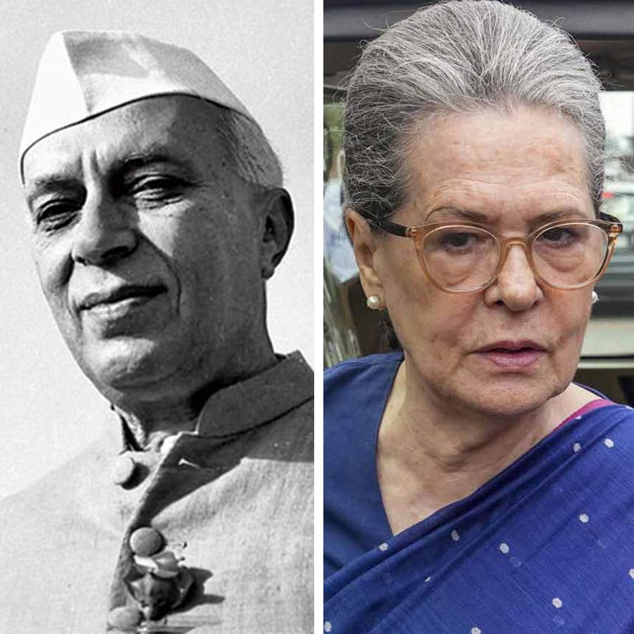 (বাঁ দিকে) জওহরলাল নেহরু এবং সনিয়া গান্ধী (ডান দিকে)।