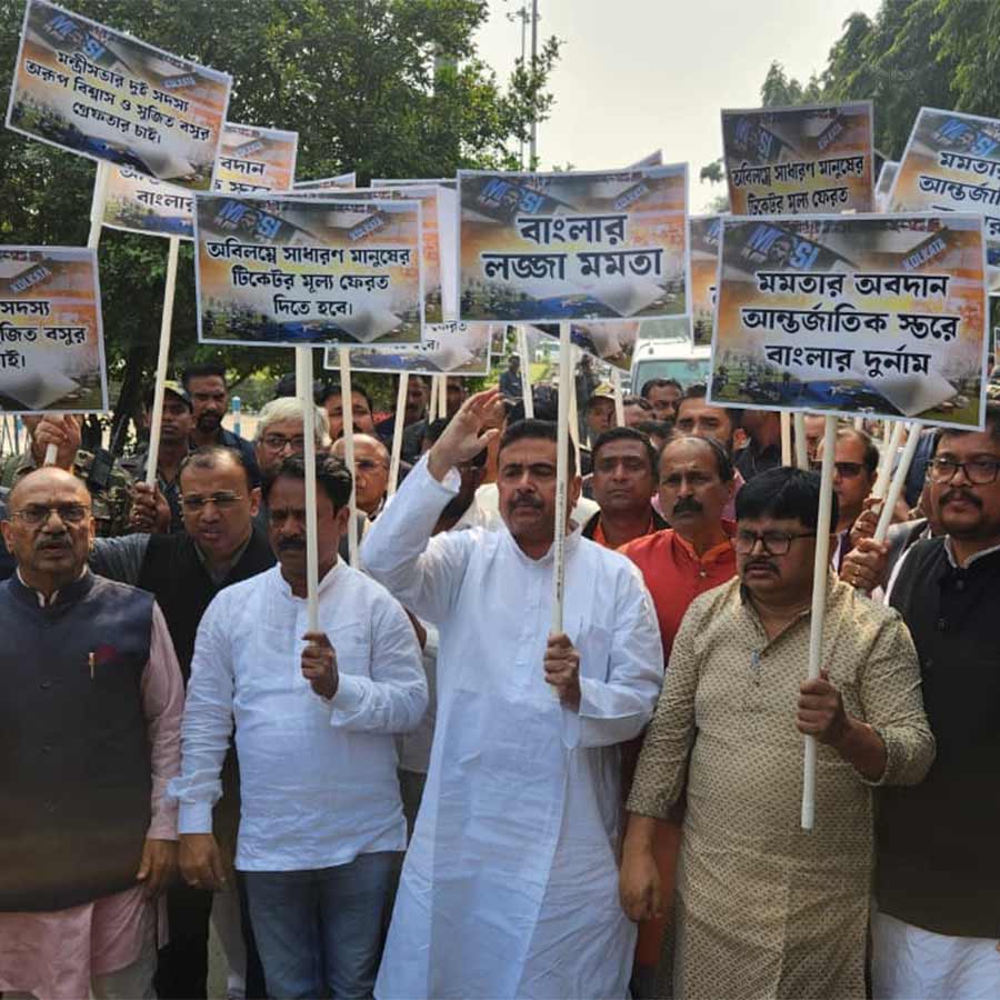 যুবভারতীর সামনে বিরোধী দলনেতার নেতৃত্বে বিজেপি বিধায়কদের বিক্ষোভ।