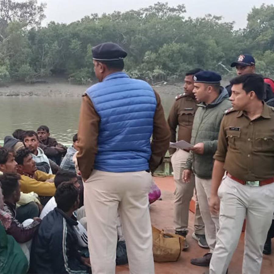 আটক বাংলাদেশি মৎস্যজীবীরা। ফ্রেজারগঞ্জে।