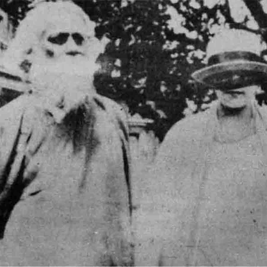 (বাঁ দিকে) রবীন্দ্রনাথ ঠাকুর এবং ভিক্তোরিয়া ওকাম্পো (ডান দিকে)।