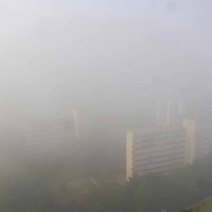 No entry for old cars without pollution certificate in Delhi from Thursday due to air pollution, several flights and trains disrupted dgtl