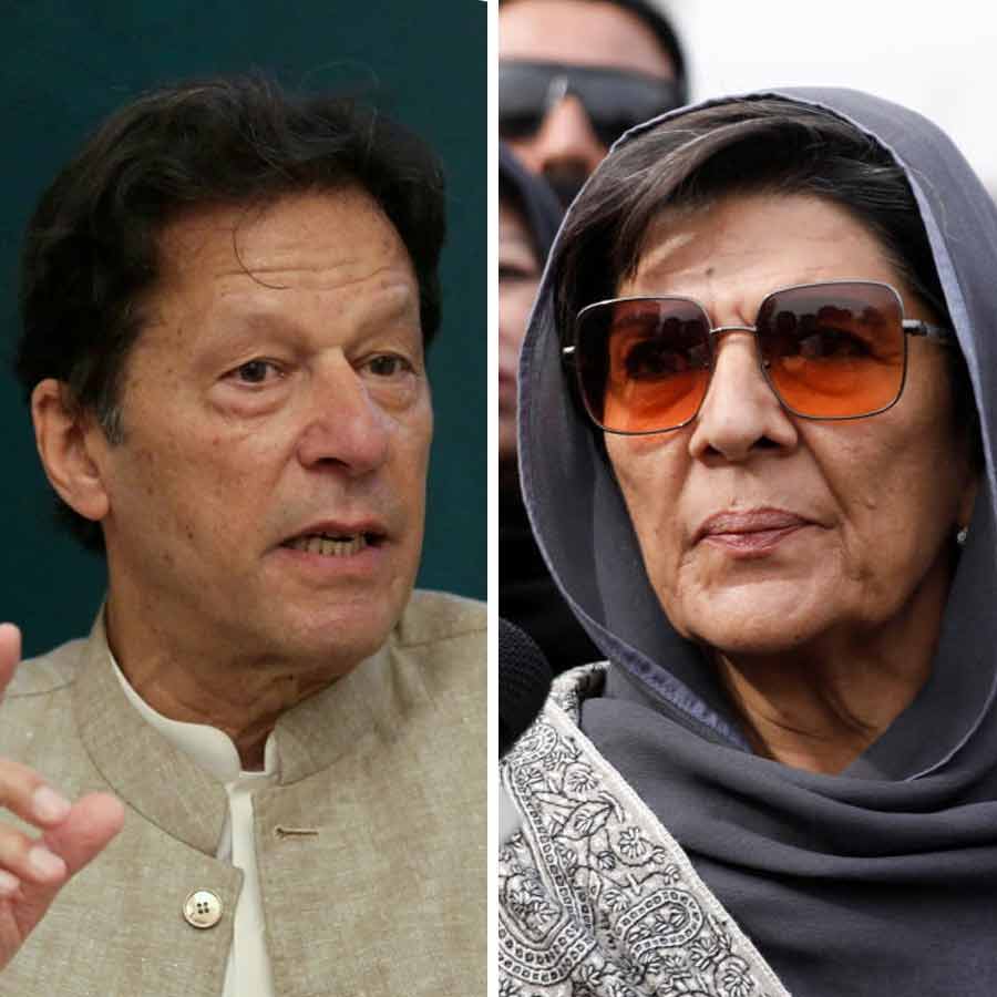 (বাঁ দিকে) প্রাক্তন পাক প্রধানমন্ত্রী ইমরান খান। ইমরানের বোন আলিমা খান (ডান দিকে)।