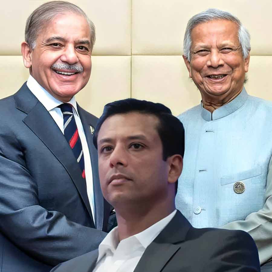 (পিছনে) পাকিস্তানের প্রধানমন্ত্রী শাহবাজ় শরিফের সঙ্গে বাংলাদেশের প্রধান উপদেষ্টা মুহাম্মদ ইউনূস। শেখ হাসিনার পুত্র সজীব ওয়াজেদ জয় (সামনে)।