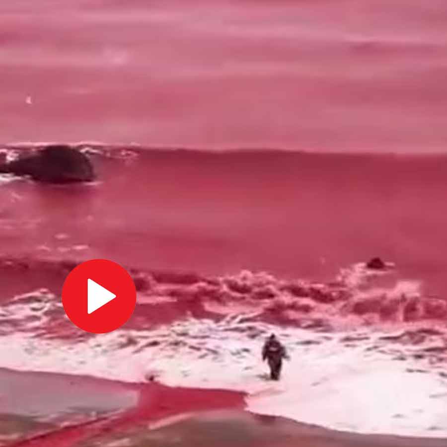 Iran\\\\\\\'s Hormuz Island transformed into a surreal blood-red landscape