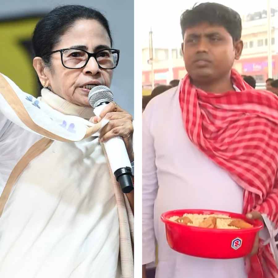 (বাঁ দিকে) মুখ্যমন্ত্রী মমতা বন্দ্যোপাধ্যায়। —ফাইল চিত্র। চপ-মুড়ি হাতে রাস্তায় এক চাকরিপ্রার্থী (ডান দিকে)। ছবি: সংগৃহীত।
