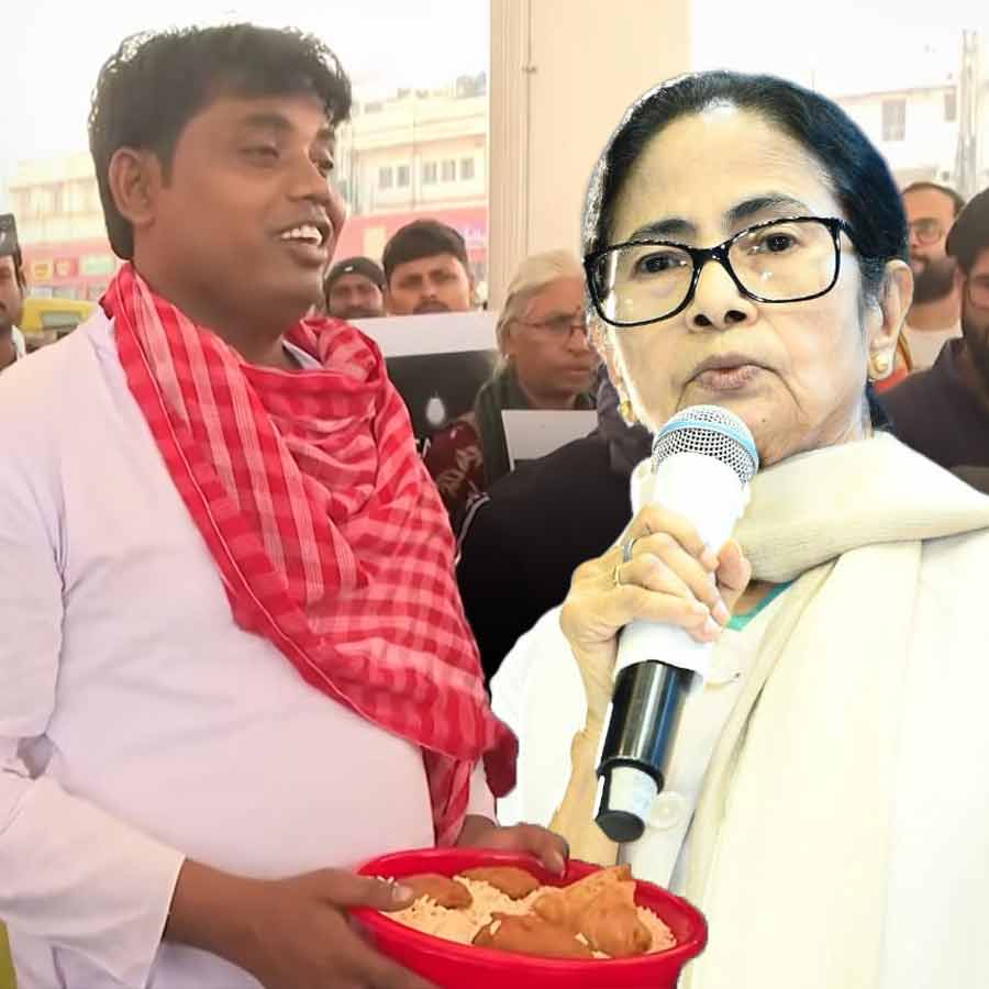 (বাঁ দিকে) মুখ্যমন্ত্রী মমতা বন্দ্যোপাধ্যায়। —ফাইল চিত্র। চপ-মুড়ি হাতে রাস্তায় এক চাকরিপ্রার্থী (ডান দিকে)। ছবি: সংগৃহীত।