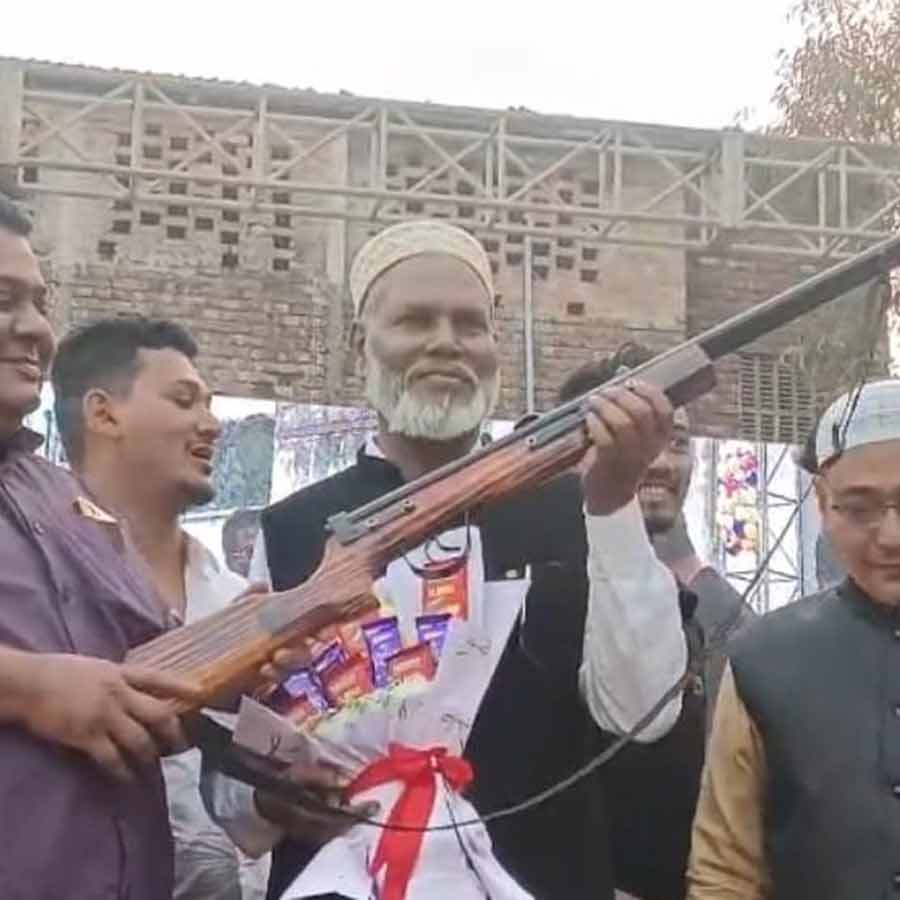 Head of Panchayat got gun as gift from a TMC worker I Howrah dgtld