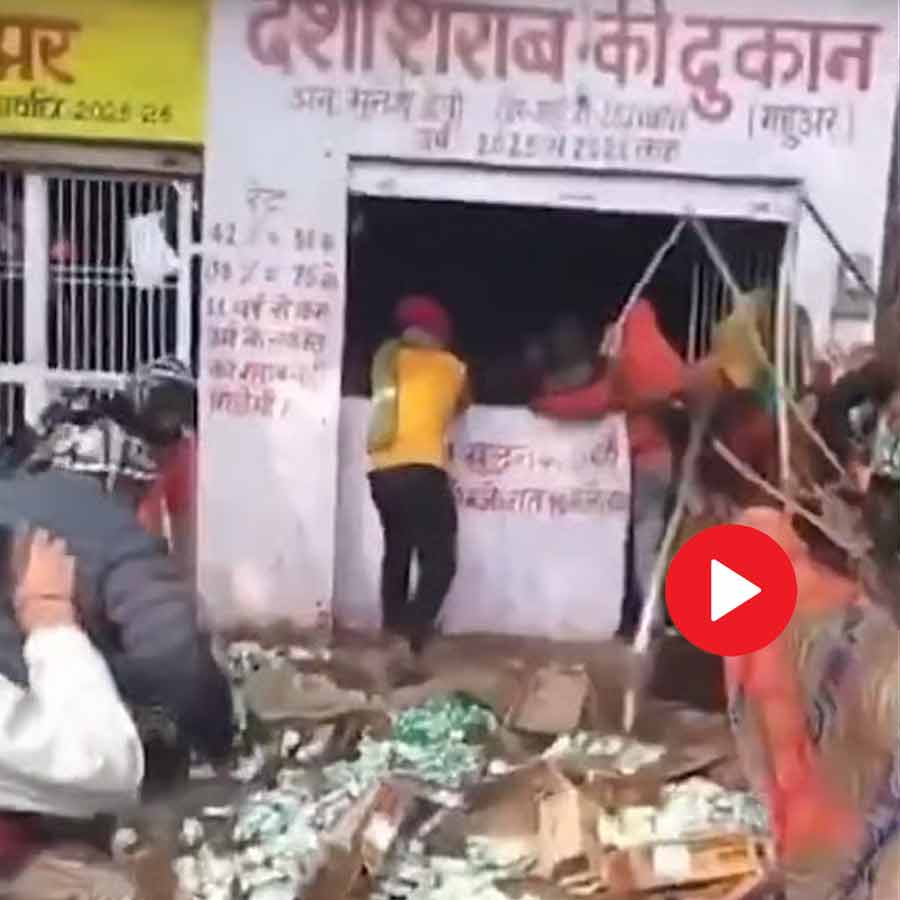 Video shows woman smashes bottles in Liquor Shop in Village of Uttar Pradesh
