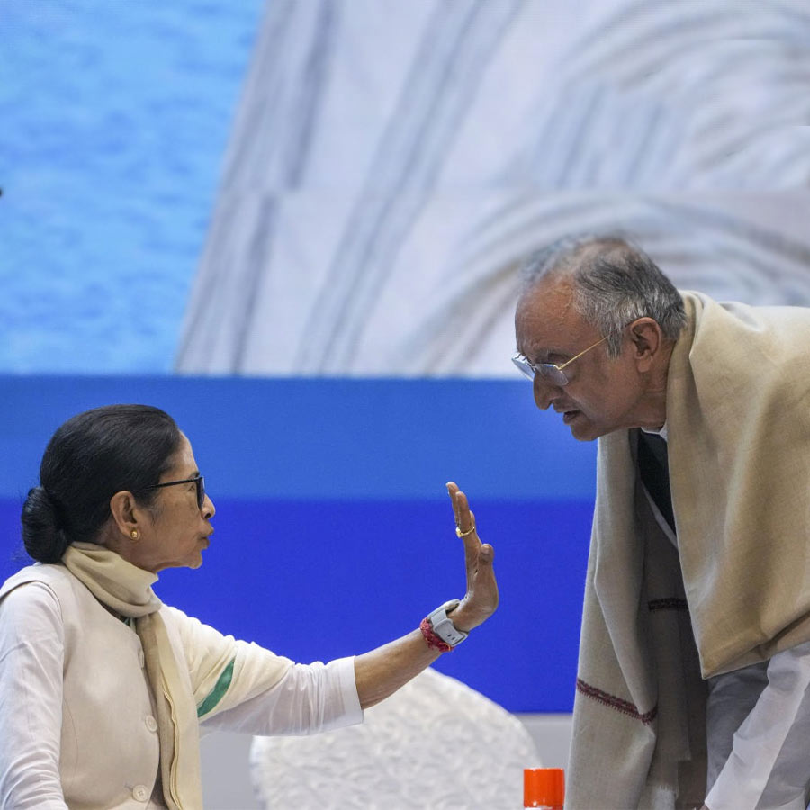 মুখ্যমন্ত্রী মমতা বন্দ্যোপাধ্যায় এবং অমিত মিত্র (ডান দিকে)