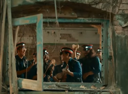 ‘মেলার গান’-এ হুলিগানইজ়ম।