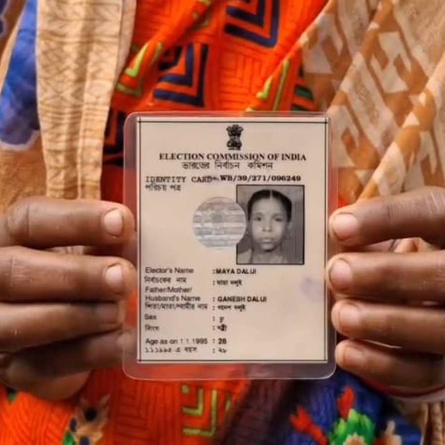 মায়া দলুই নিজের ভোটার কার্ড দেখাচ্ছেন। 