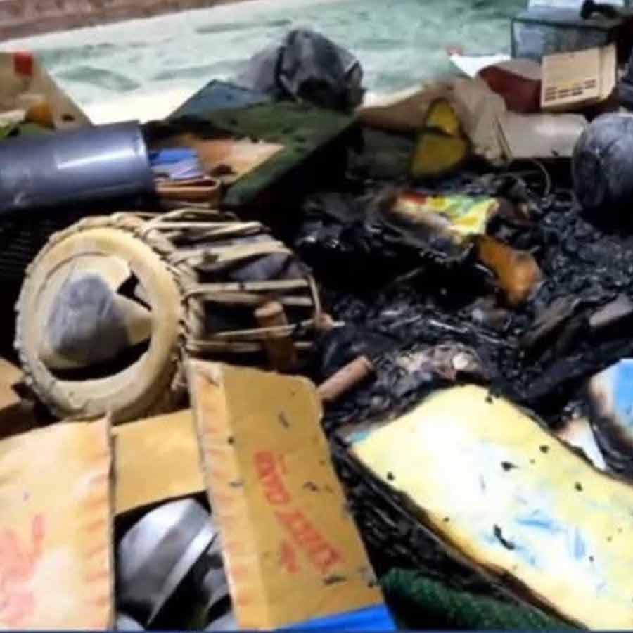 ছায়ানট ভবনের কক্ষে পুড়ে যাওয়া সরঞ্জাম।