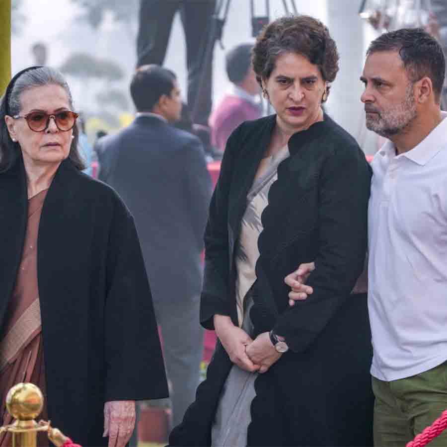 রাহুল গান্ধীর সঙ্গে প্রিয়ঙ্কা গান্ধী এবং সোনিয়া গান্ধী।