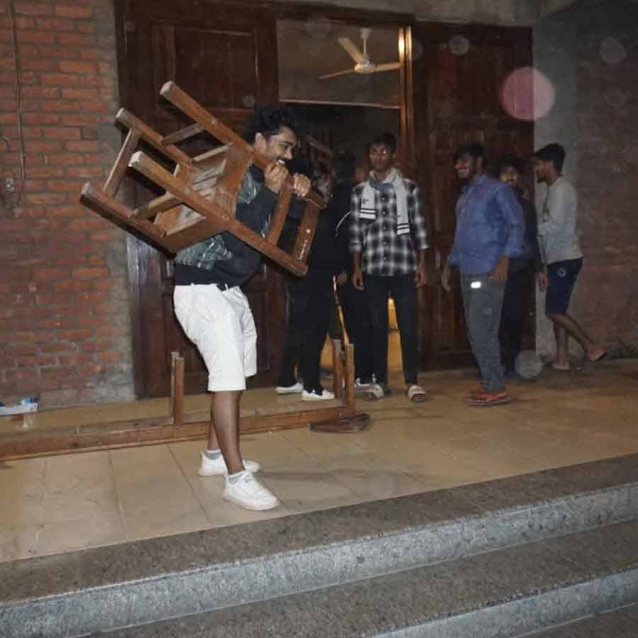 ছায়ানট ভবনে ভাঙা হচ্ছে চেয়ার, টেবিল।