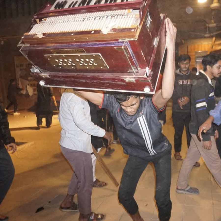 Youth leader Sharif Osman Hadi’s Death Sparks Protests in Dhaka, See Unrest in Pictures