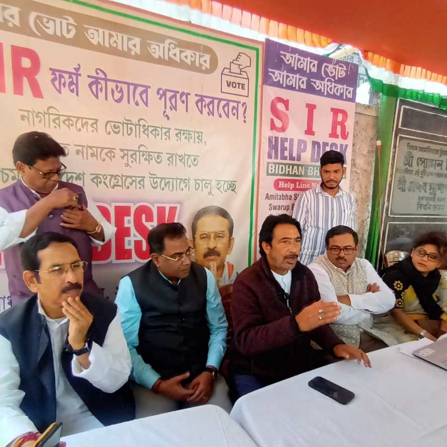 বিধান ভবনে সহায়তা শিবিরে কংগ্রেস নেতারা। 