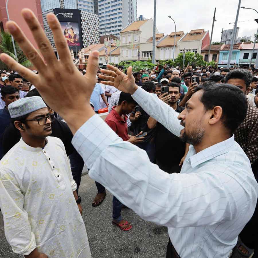 সিঙ্গাপুরে ওসমান হাদির দেহ নেওয়ার জন্য অপেক্ষা করছেন অনুগামীরা।