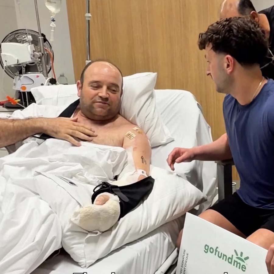 চিকিৎসাধীন আহমেদের হাতে ১৫ কোটির চেক তুলে দিচ্ছেন অনুদান সংস্থার আধিকারিক।