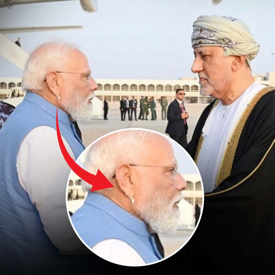 প্রধানমন্ত্রী মোদীর ডান কানের ‘অলঙ্কার’ নিয়ে তুঙ্গে আলোচনা।