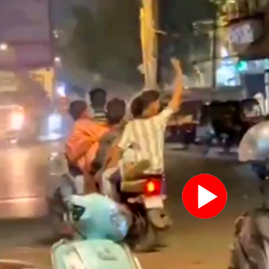 Video of group of seven youths performing stunt on single bike in Mumbai’s Saki Naka area dgtl