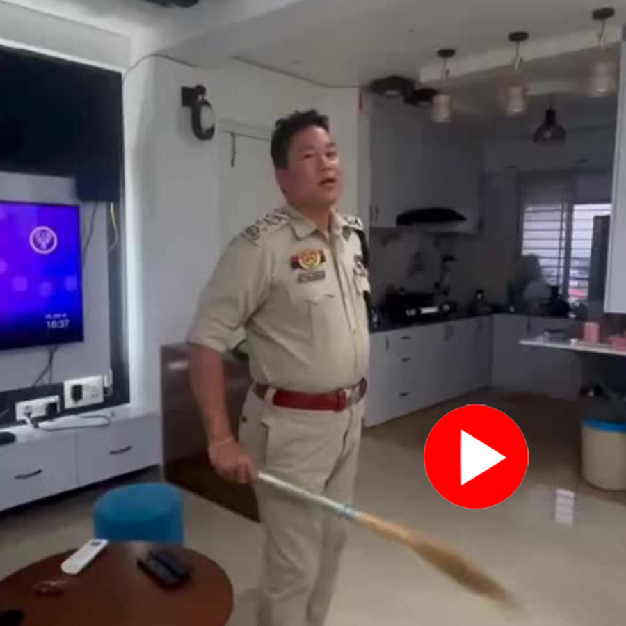 Video shows police officer come from work and started cleaning the house, internet praise him