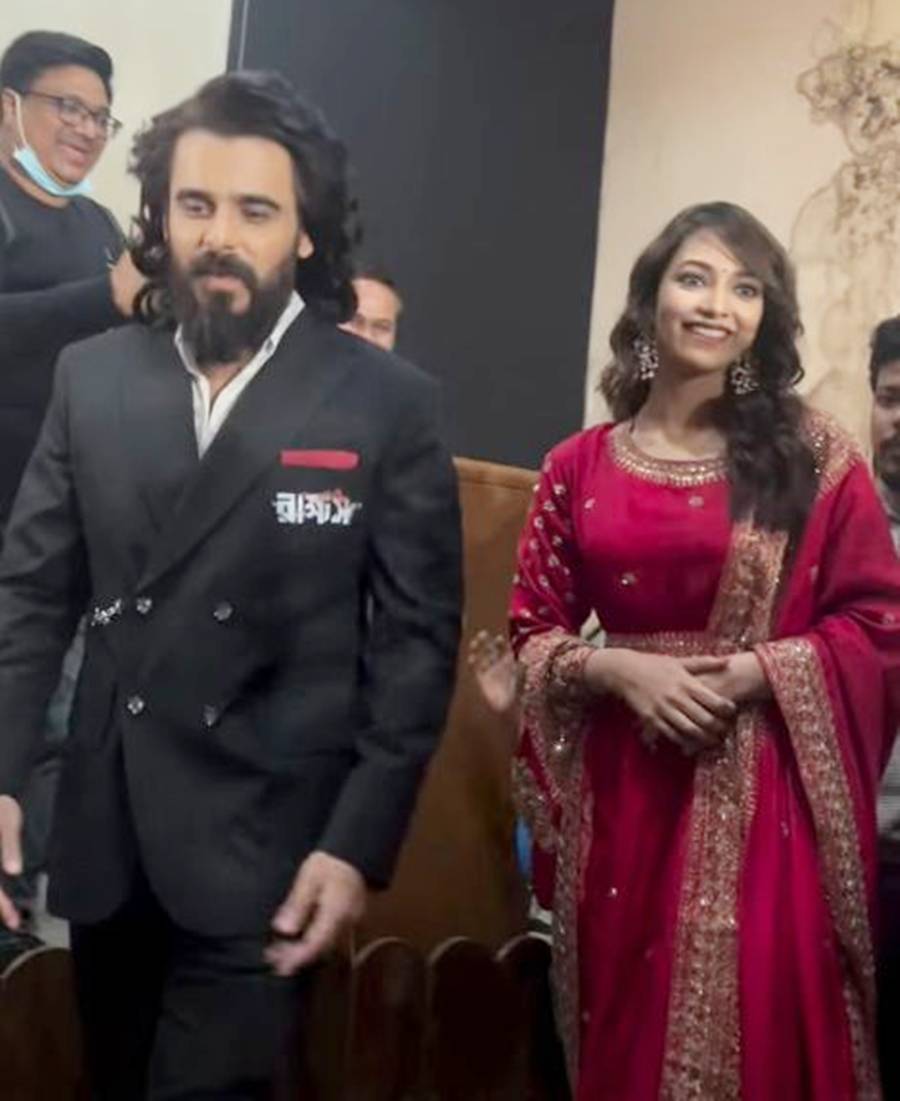 বাংলাদেশে ‘রাক্ষস’ ছবির আনুষ্ঠানিক ঘোষণায় সিয়াম আহমেদ এবং সুস্মিতা চট্টোপাধ্যায়।