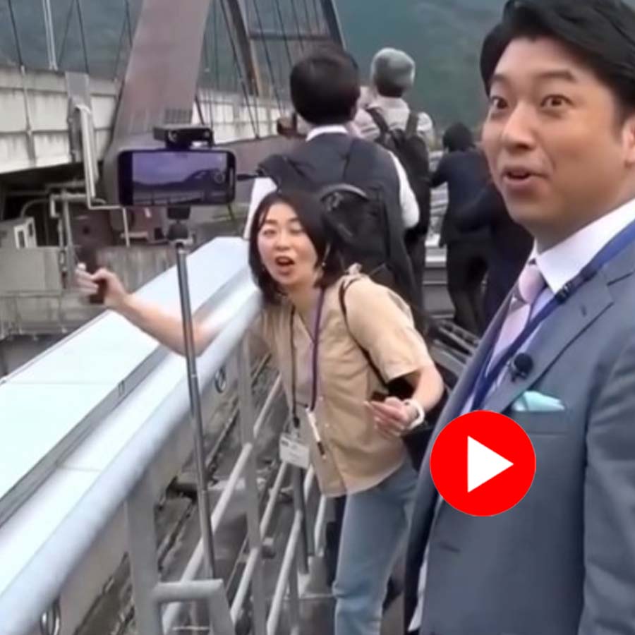 train flashed by at nearly 500 km per hour